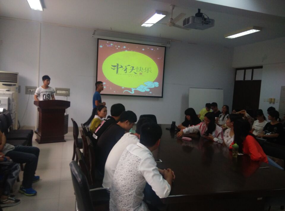 同学们沉浸在中秋节的氛围中