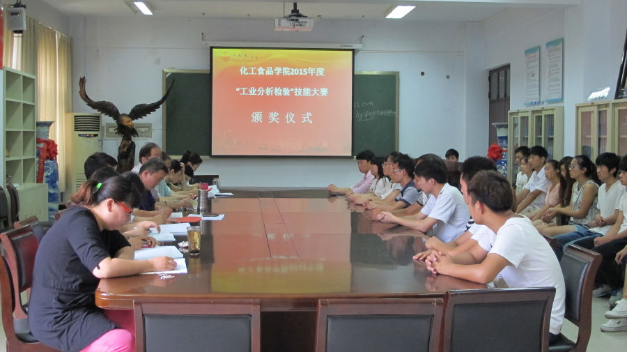 参加颁奖仪式的老师和同学们.JPG