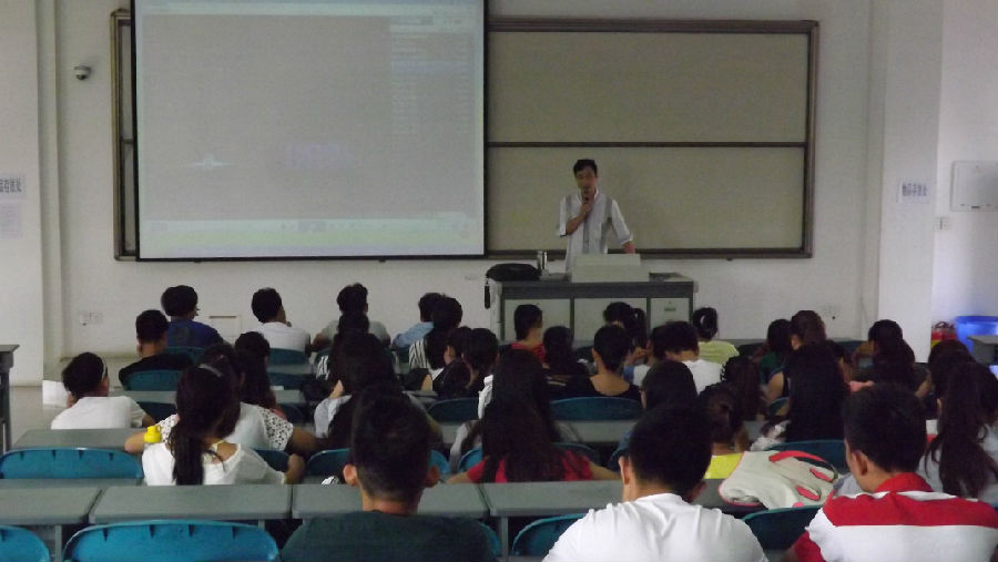 2音乐舞蹈学院2013入学教育.JPG