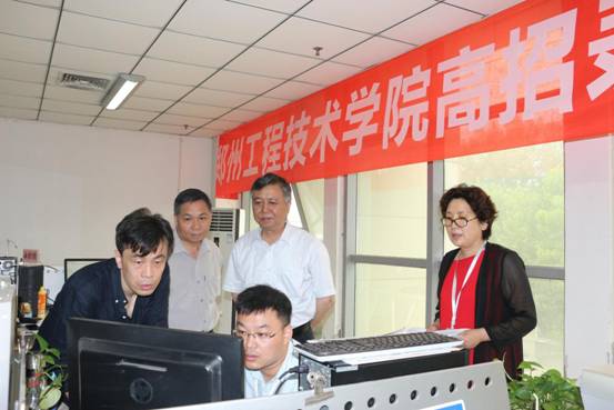 卢校长看望学校高招录取工作人员