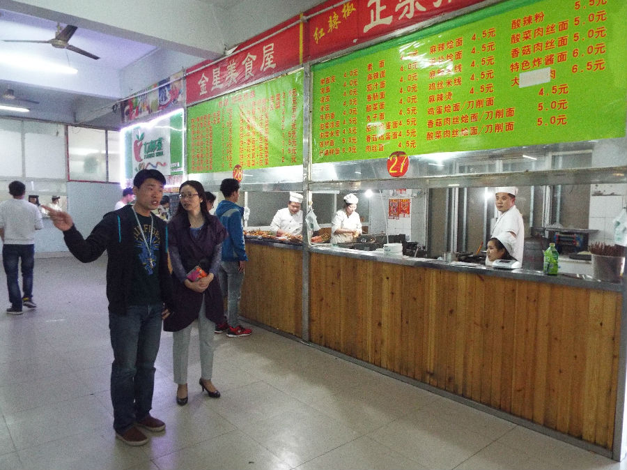 到国基食堂查看各项卫生情况.JPG
