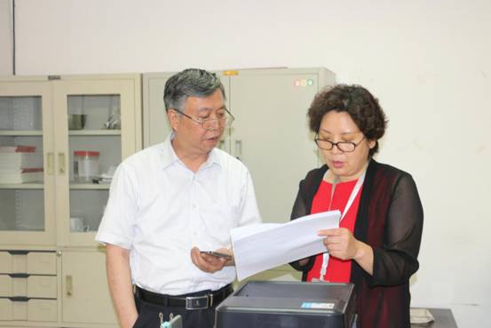 招办蒋主任向卢校长汇报录取情况3