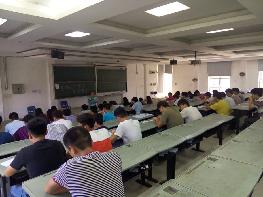 李晨明对学生进行教育