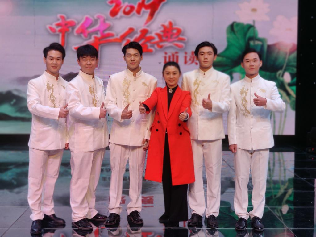 指导老师霍慧娜与获奖选手合影