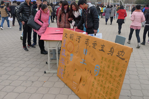 管理学院雷锋日签名活动2.jpg