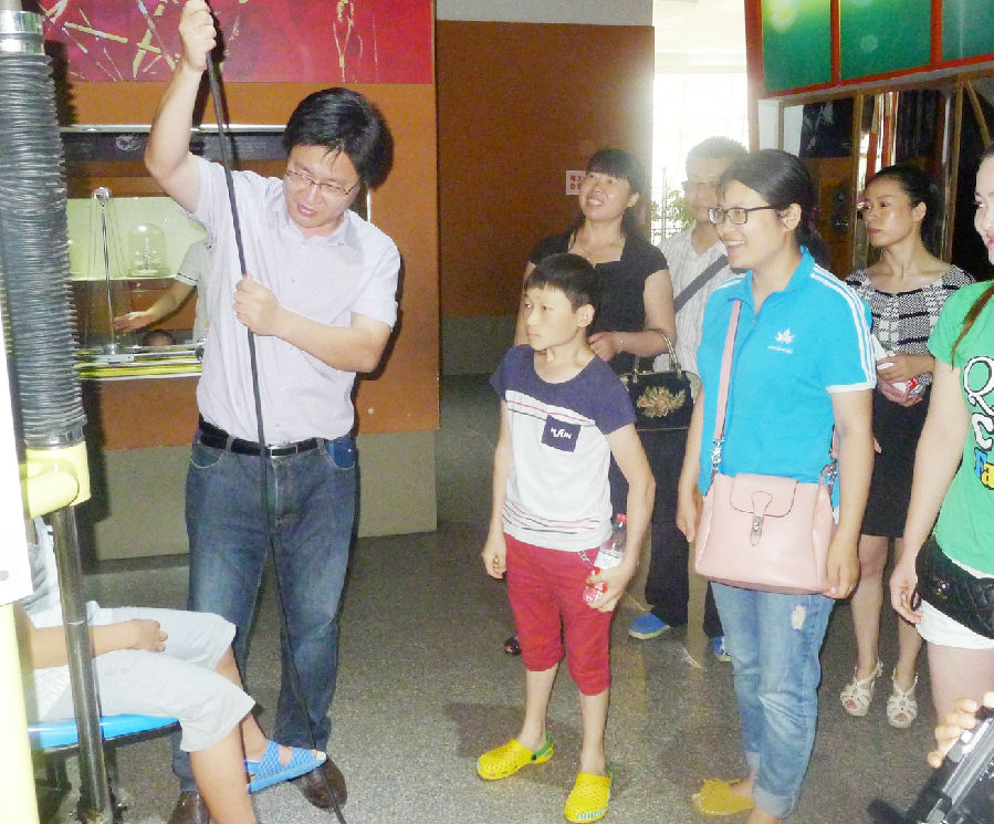 带队老师陪同孩子们认知科学的奥秘