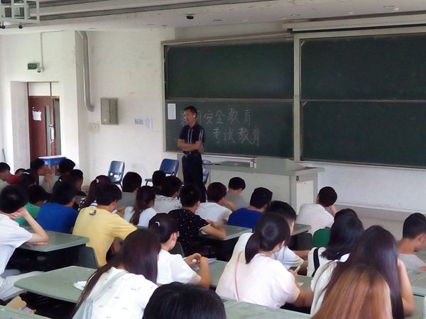 辅导员王国政召开班会