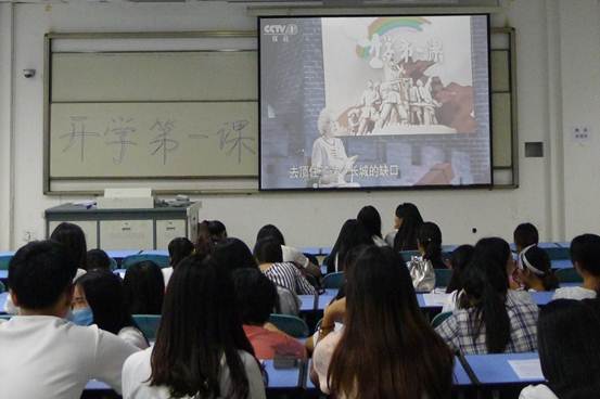 说明:C:\Users\ljt\Desktop\2015下\20150907“开学第一课”爱国主义教育\3收看《开学第一课》“英雄不朽”主题节目.JPG