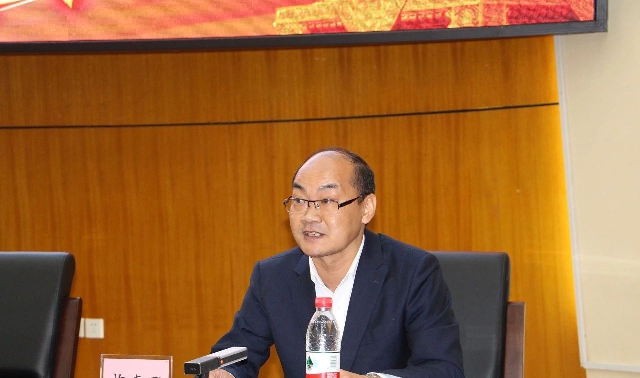 梅春飞书记作学术报告