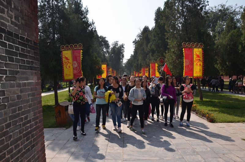 管理学院认识实习学生认真听景点讲解员的讲解.jpg