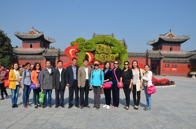 周口市旅游局领导和我校参加认识实习的老师合影.jpg