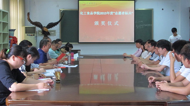 参加颁奖仪式的老师和同学们_副本.jpg