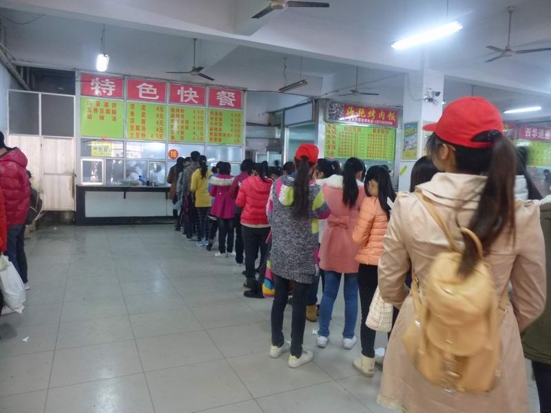 管理学院青年志愿者在国基西餐厅维持秩序.jpg