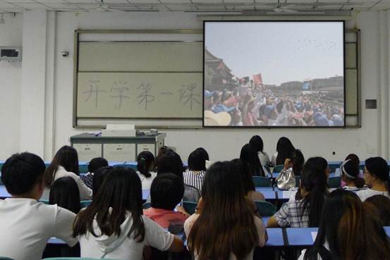 说明:C:\Users\ljt\Desktop\2015下\20150907“开学第一课”爱国主义教育\2收看阅兵式盛况.JPG