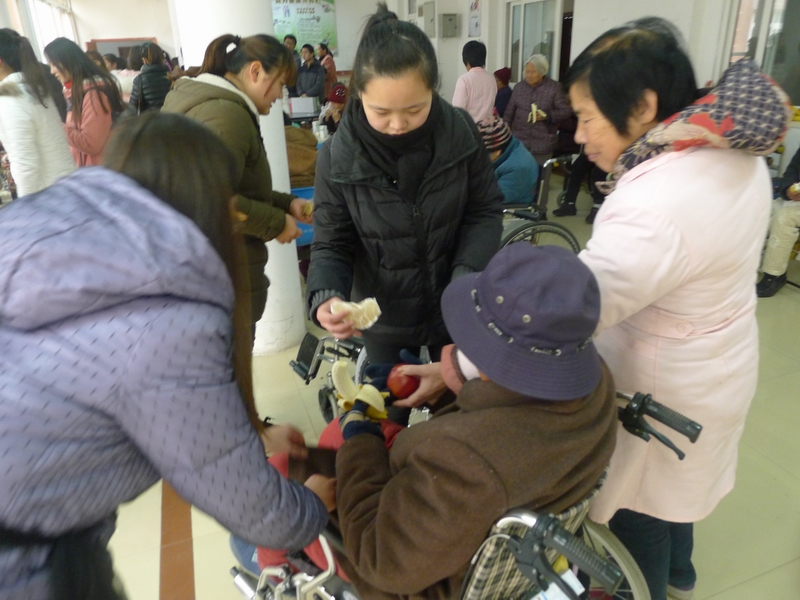 志愿者送水果.JPG