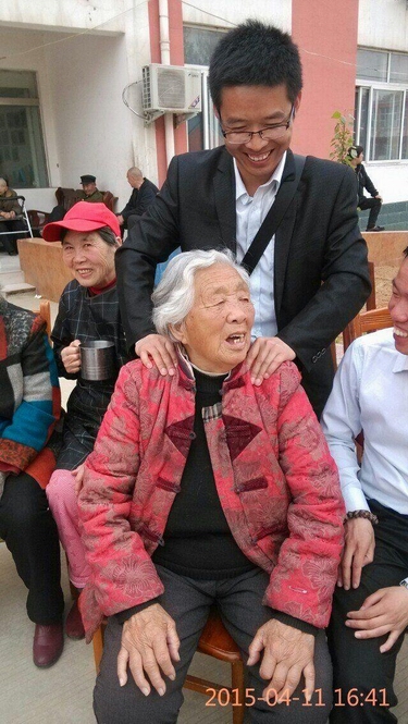 给奶奶锤背、聊天.JPG