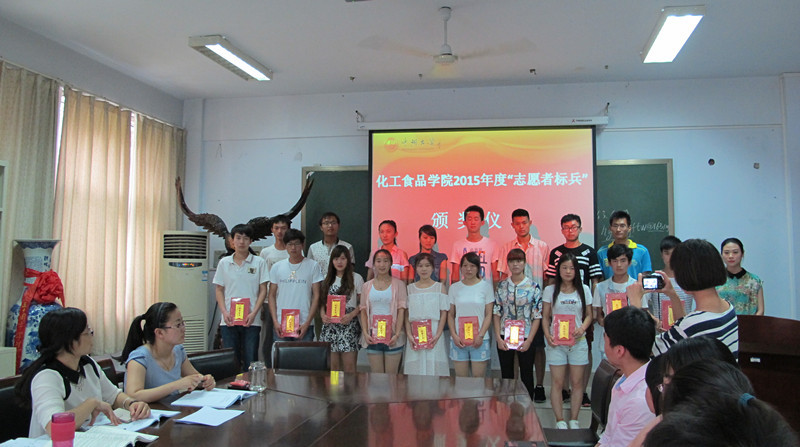 志愿者标兵们合影留念_副本.jpg