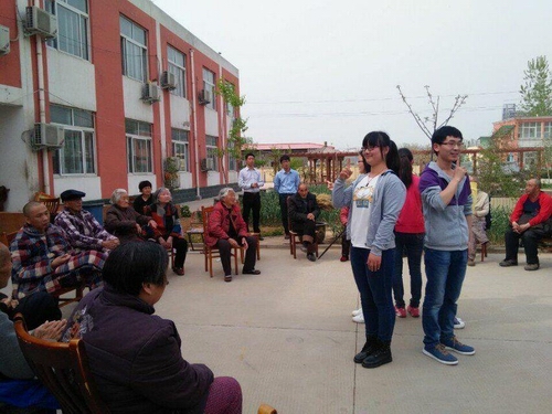 表演手语歌.JPG