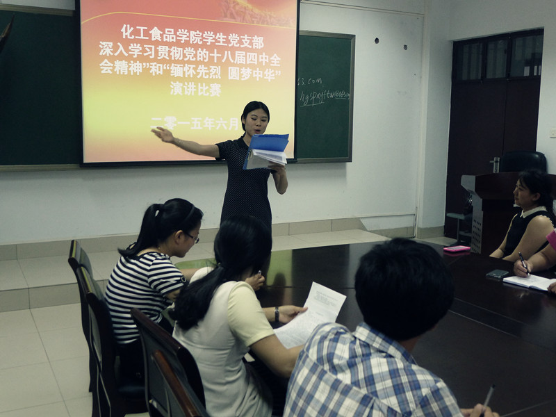 张煜佳老师激情演讲中_副本.jpg