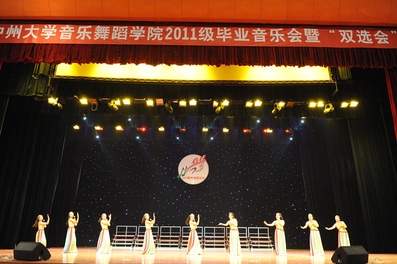 表演唱《洪湖岸边是家乡》.jpg