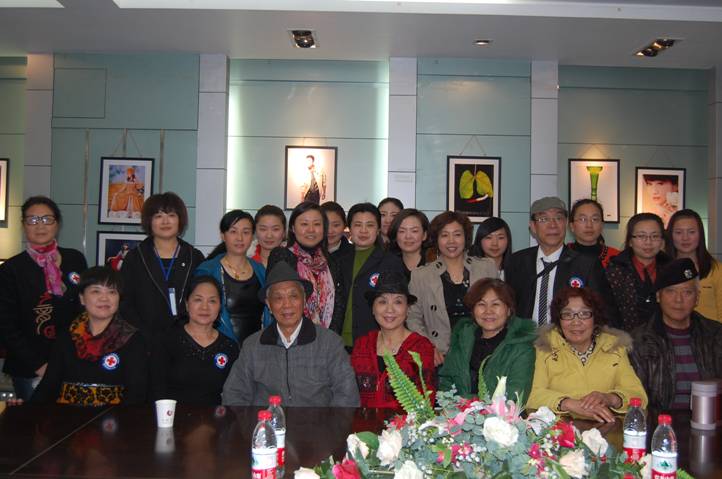 培训结束后院领导与红十字会志愿者合影
