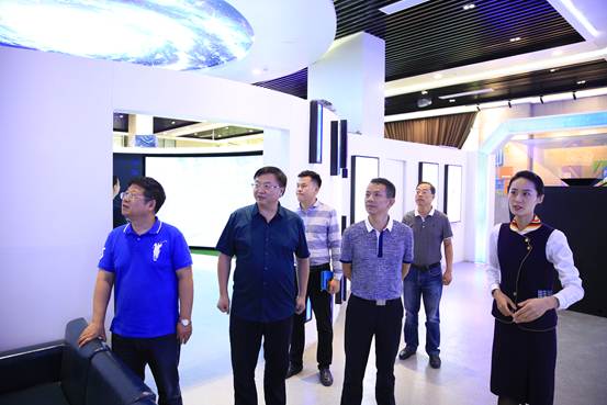 专家组参观一站式服务中心