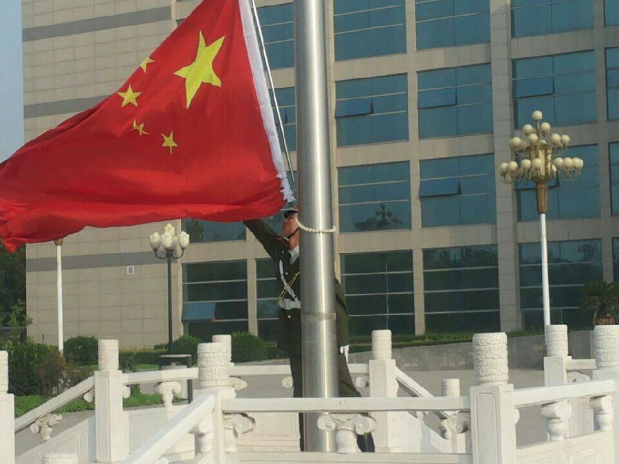 国旗护卫队国庆期间放弃假期坚持升降国旗受到师生好评.jpg